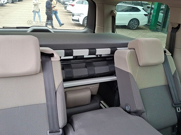 Volkswagen Multivan 12 of 12