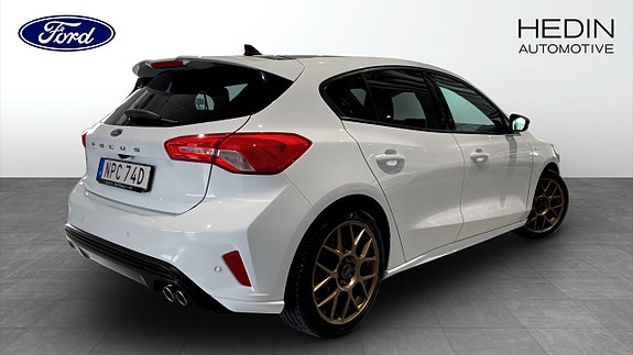 Ford Focus 2 of 9
