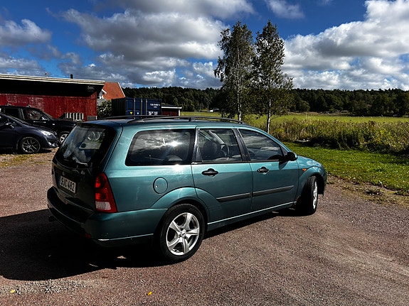 Ford Focus 2 of 4