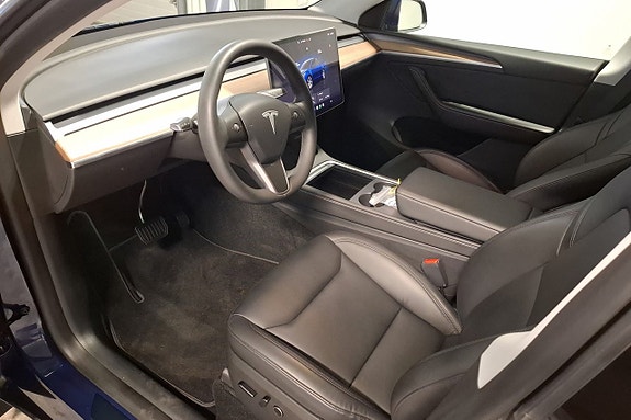 Tesla Model Y 10 of 15