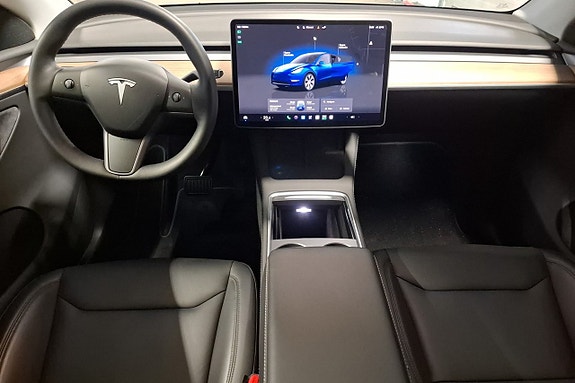 Tesla Model Y 9 of 15