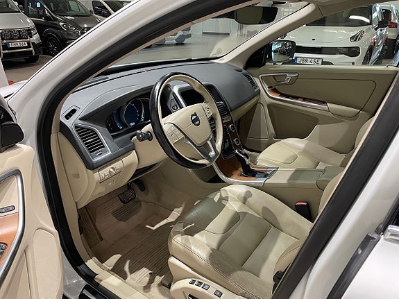 Volvo XC60 8 of 12