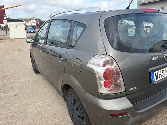 Toyota Corolla Verso 4 of 6