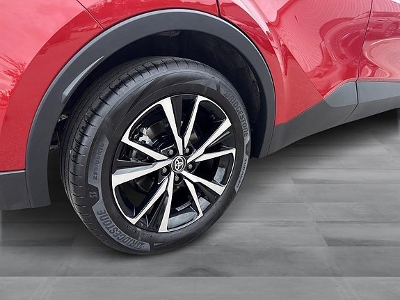 Toyota C-HR 13 of 19