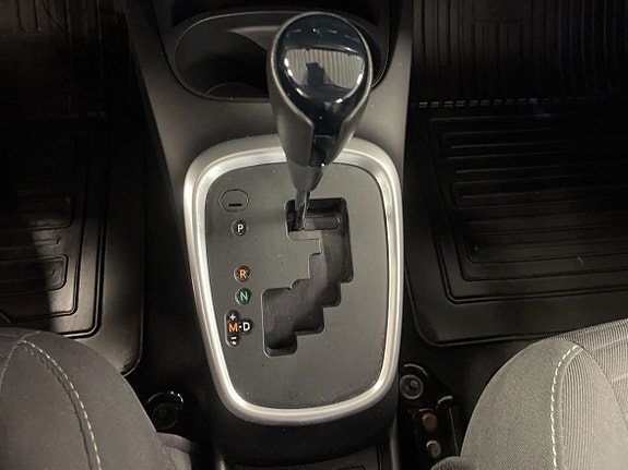 Toyota Yaris 12 of 15
