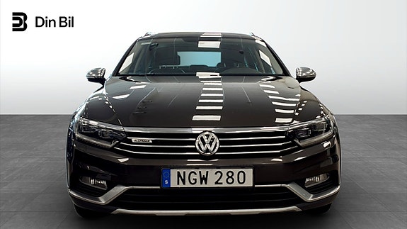 Volkswagen Passat Alltrack 4 of 17