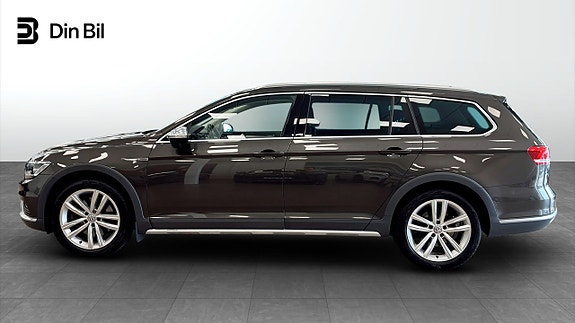 Volkswagen Passat Alltrack 2 of 17