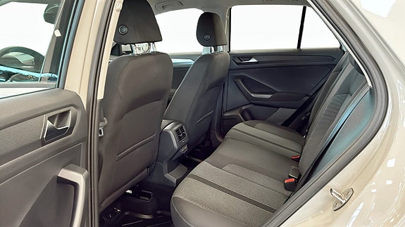 Volkswagen T-Roc 11 of 13