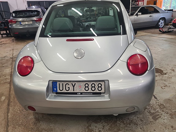 Volkswagen New Beetle 3 of 5