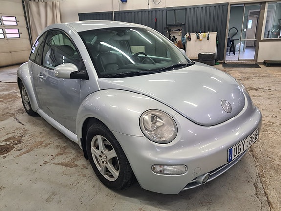 Volkswagen New Beetle 2 of 5