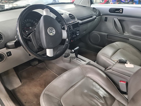 Volkswagen New Beetle 4 of 5