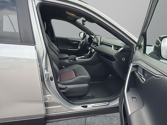 Toyota RAV4 8 of 16