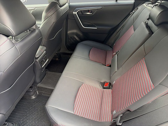 Toyota RAV4 9 of 16