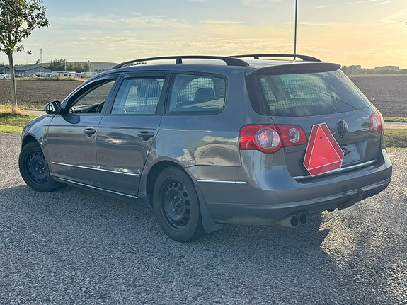 Volkswagen Passat 2 of 5