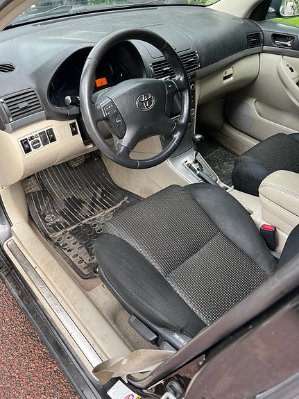 Toyota Avensis 4 of 5
