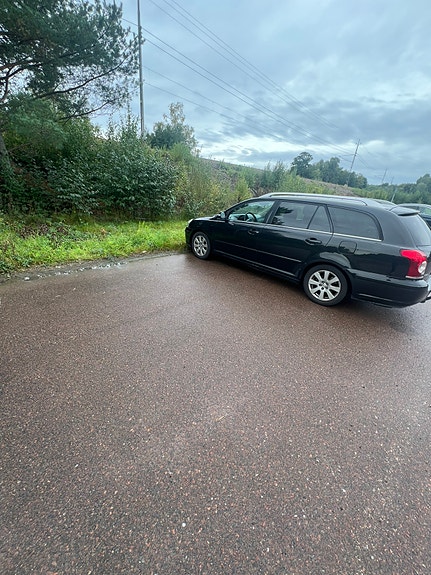 Toyota Avensis 2 of 5
