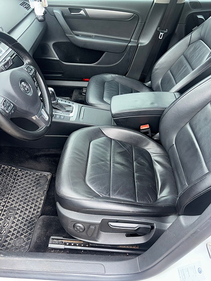 Volkswagen Passat 12 of 15
