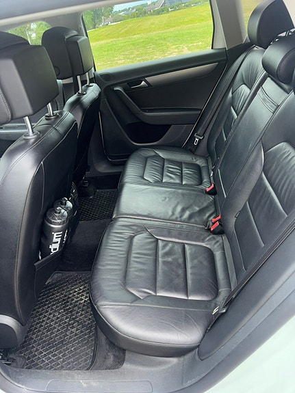 Volkswagen Passat 13 of 15