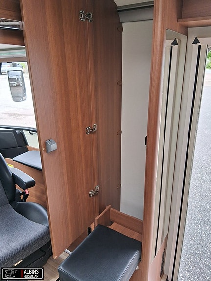 LMC Explorer I 675 Premium / Låga långbäddar / Automat 7 of 21