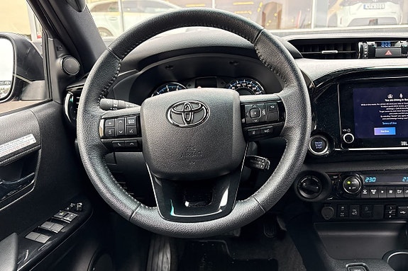 Toyota HiLux 14 of 24