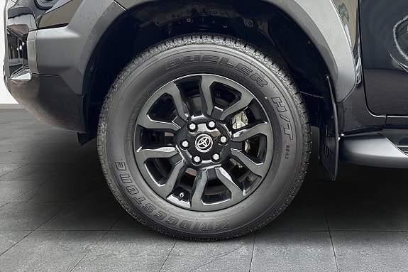 Toyota HiLux 17 of 24