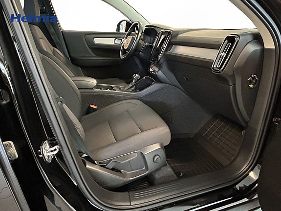 Volvo XC40 11 of 15