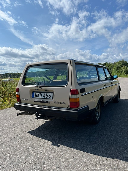 Volvo 240 4 of 8