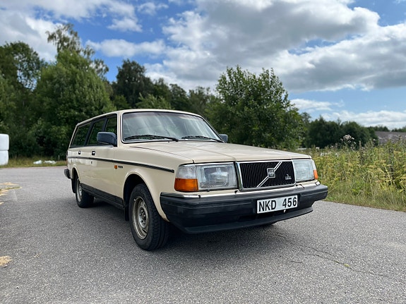 Volvo 240 2 of 8