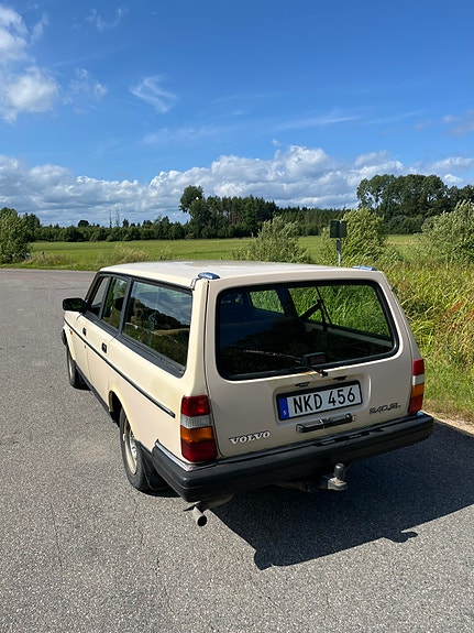 Volvo 240 3 of 8