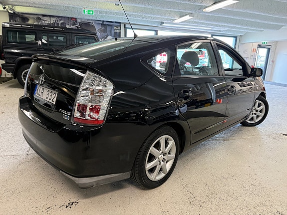 Toyota Prius 4 of 18