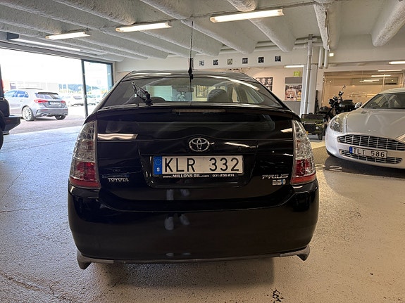 Toyota Prius 8 of 18