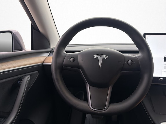 Tesla Model Y 14 of 30