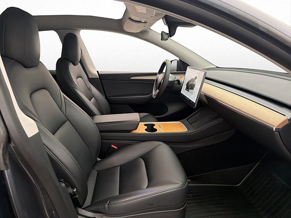 Tesla Model Y 24 of 30