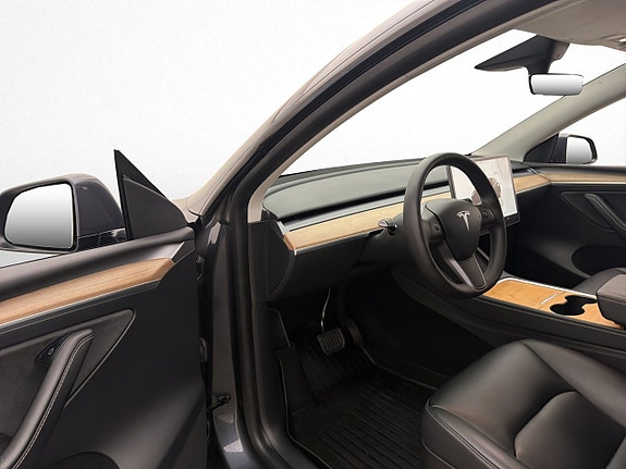 Tesla Model Y 10 of 30