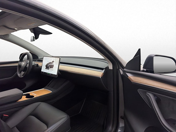 Tesla Model Y 23 of 30