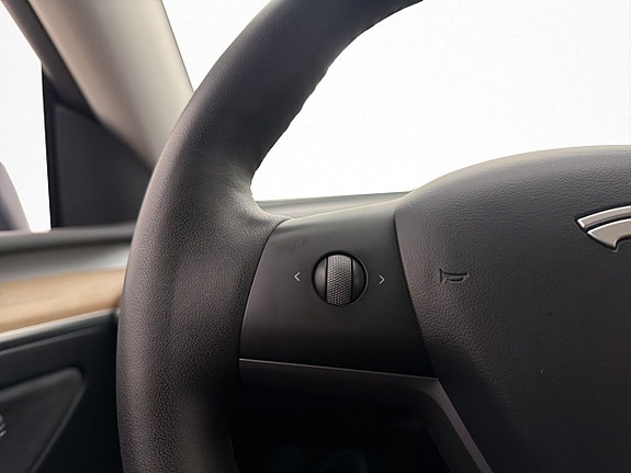 Tesla Model Y 26 of 30