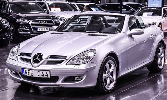Mercedes-Benz SLK350 6 of 13
