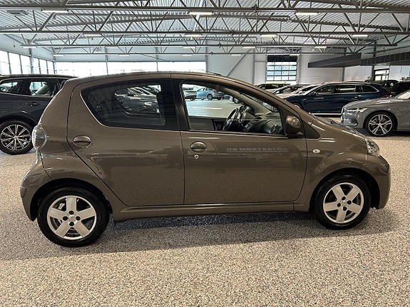 Toyota Aygo 7 of 19