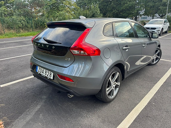 Volvo V40 3 of 4