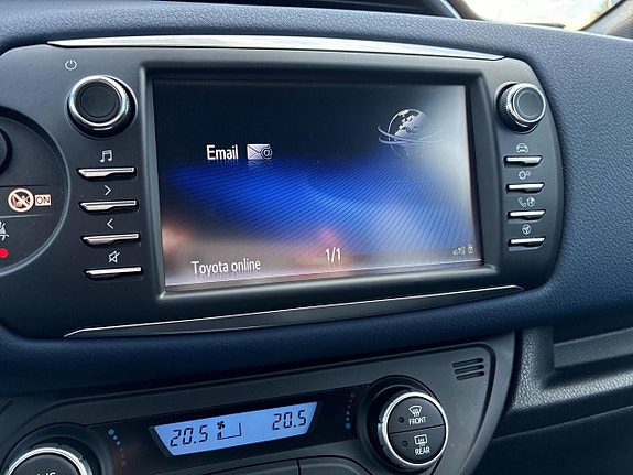 Toyota Yaris 11 of 16