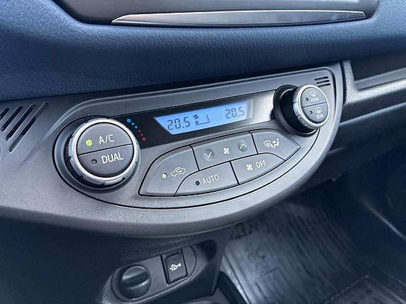 Toyota Yaris 13 of 16