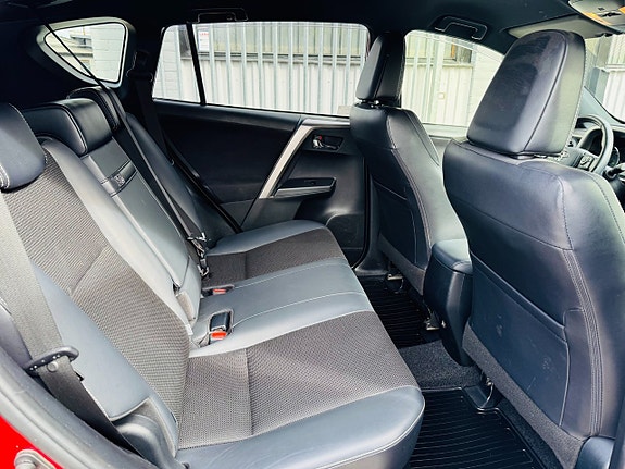 Toyota RAV4 6 of 24