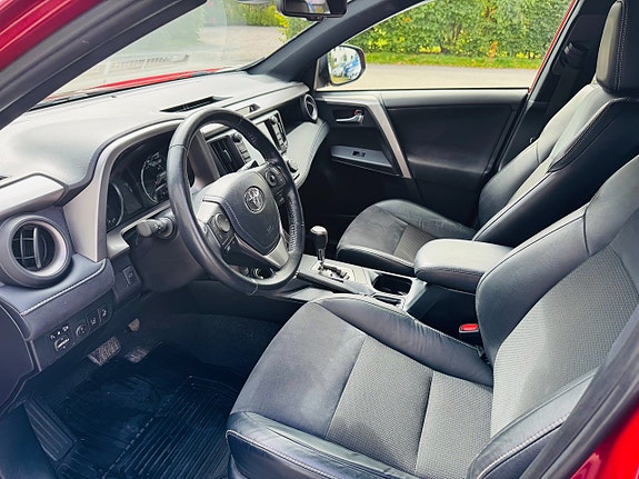 Toyota RAV4 8 of 24
