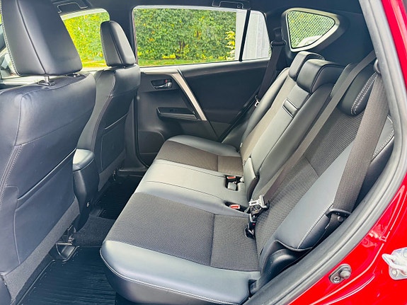 Toyota RAV4 7 of 24