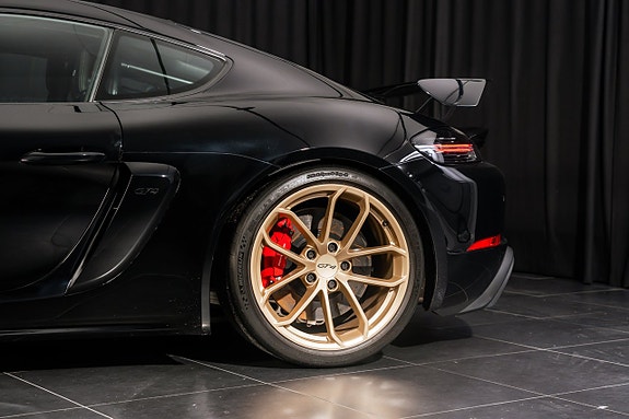 Porsche 718 Cayman GT4 7 of 17