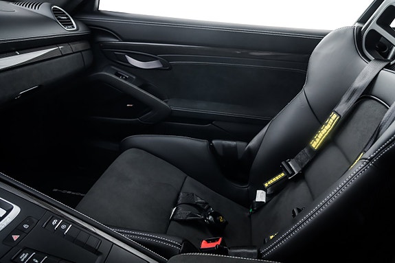Porsche 718 Cayman GT4 11 of 17