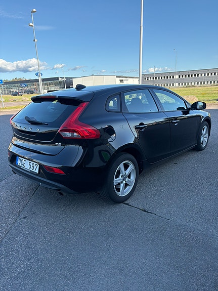 Volvo V40 2 of 8