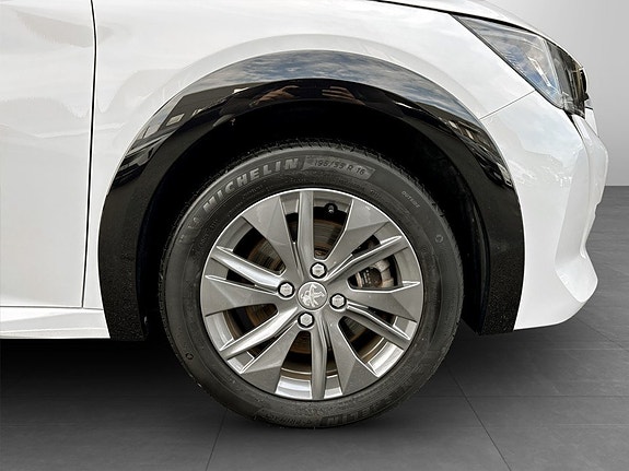 Peugeot e-208 14 of 15