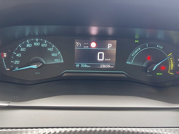 Peugeot e-208 8 of 15