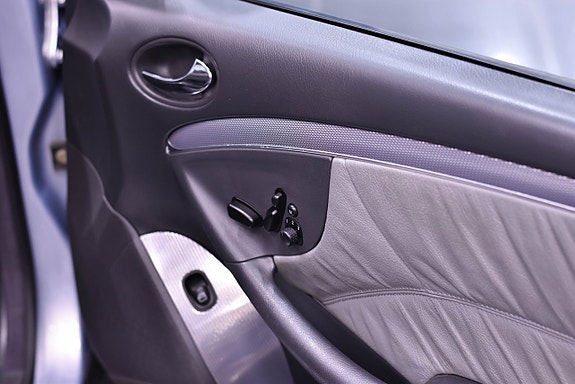 Mercedes-Benz CLK320 12 of 12